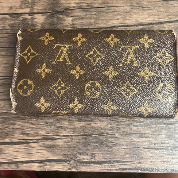 Louis Vuitton International Long Wallet - Picture 2 of 9